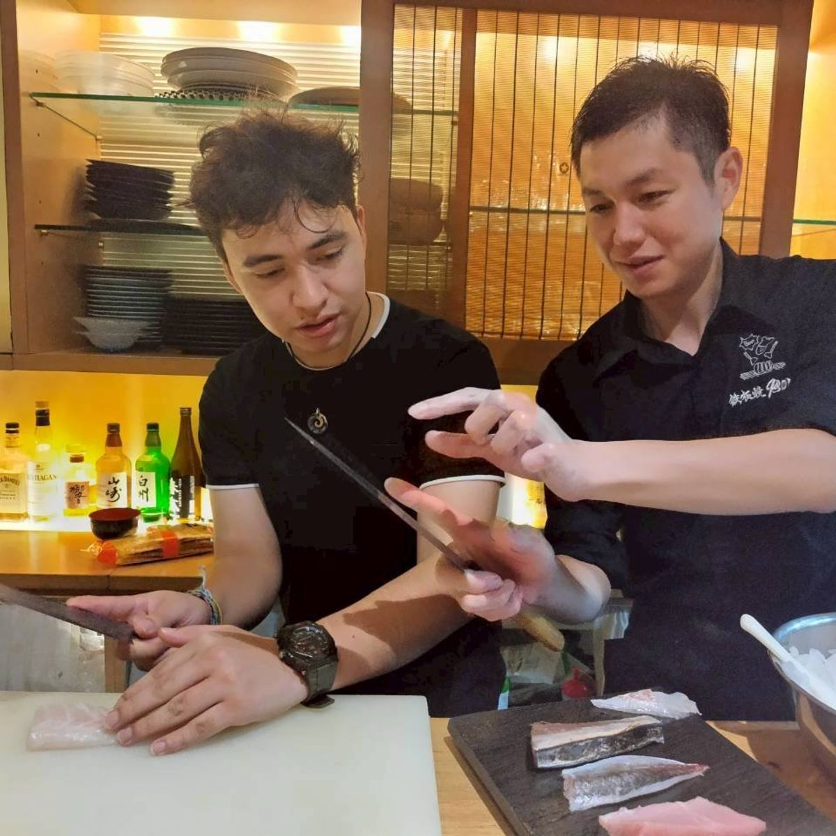 Démonstration de découpe de thon et expérience de fabrication de sushis