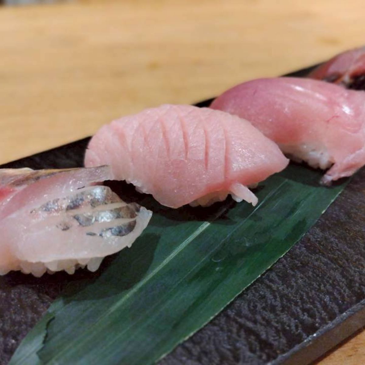 Démonstration de découpe de thon et expérience de fabrication de sushis