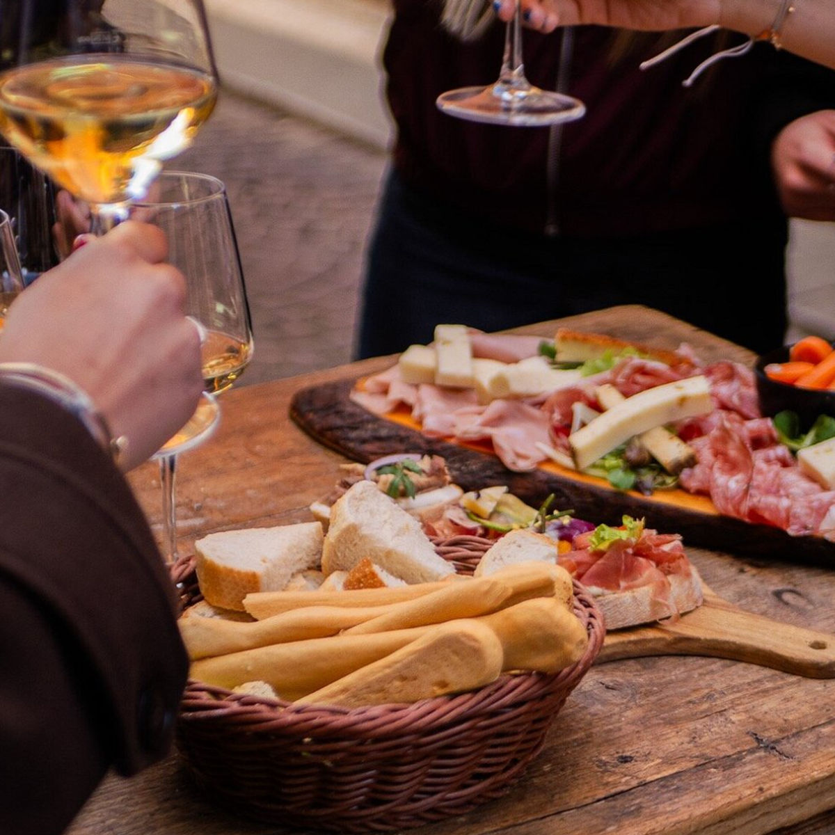 Verona: Gourmet Food Tour with Dinner, Wine & Gelato Experience