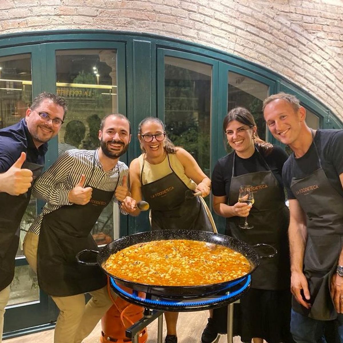 Spanischer Premium-Kochkurs im Designer-Loft: Paella & Tapas