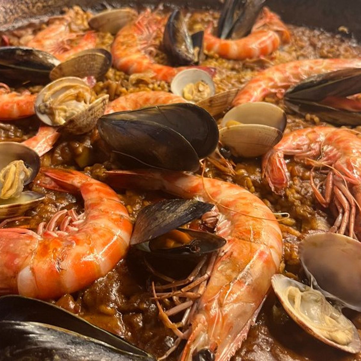 Spanischer Premium-Kochkurs im Designer-Loft: Paella & Tapas