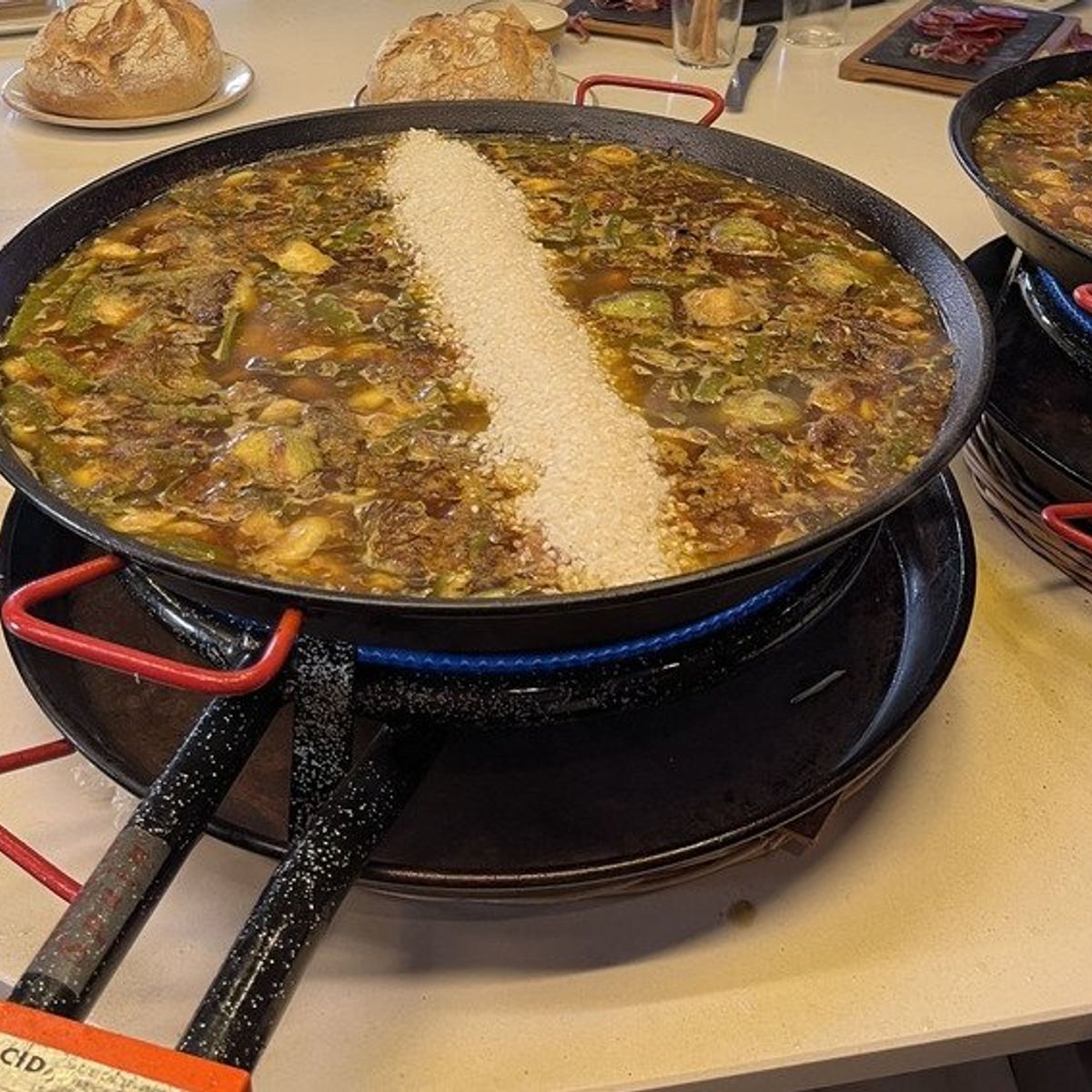 Spanischer Premium-Kochkurs im Designer-Loft: Paella & Tapas