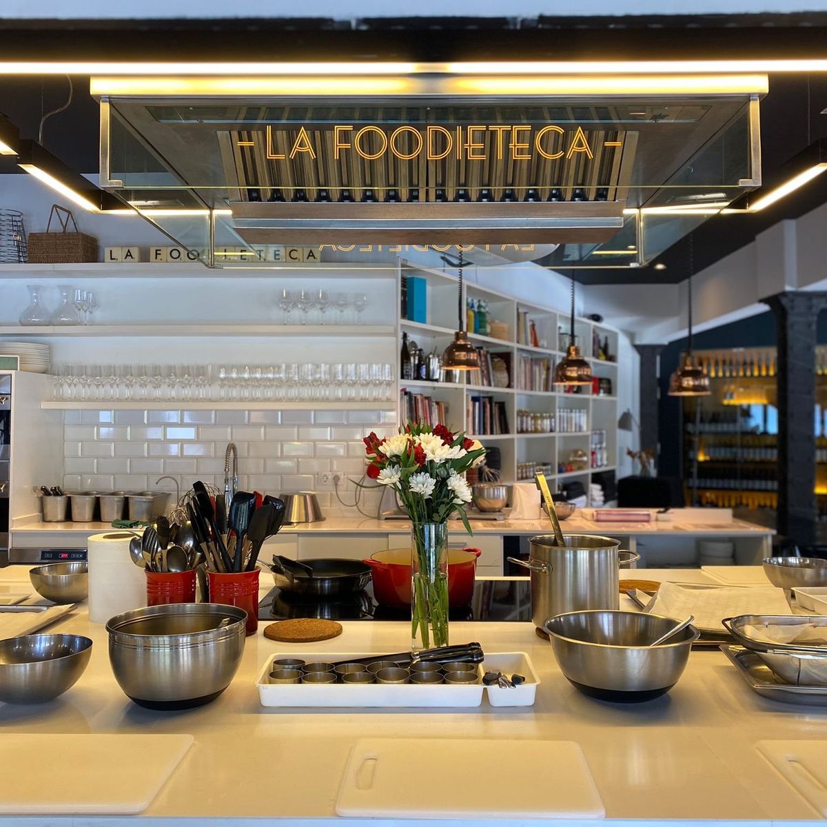 Spanischer Premium-Kochkurs im Designer-Loft: Paella & Tapas