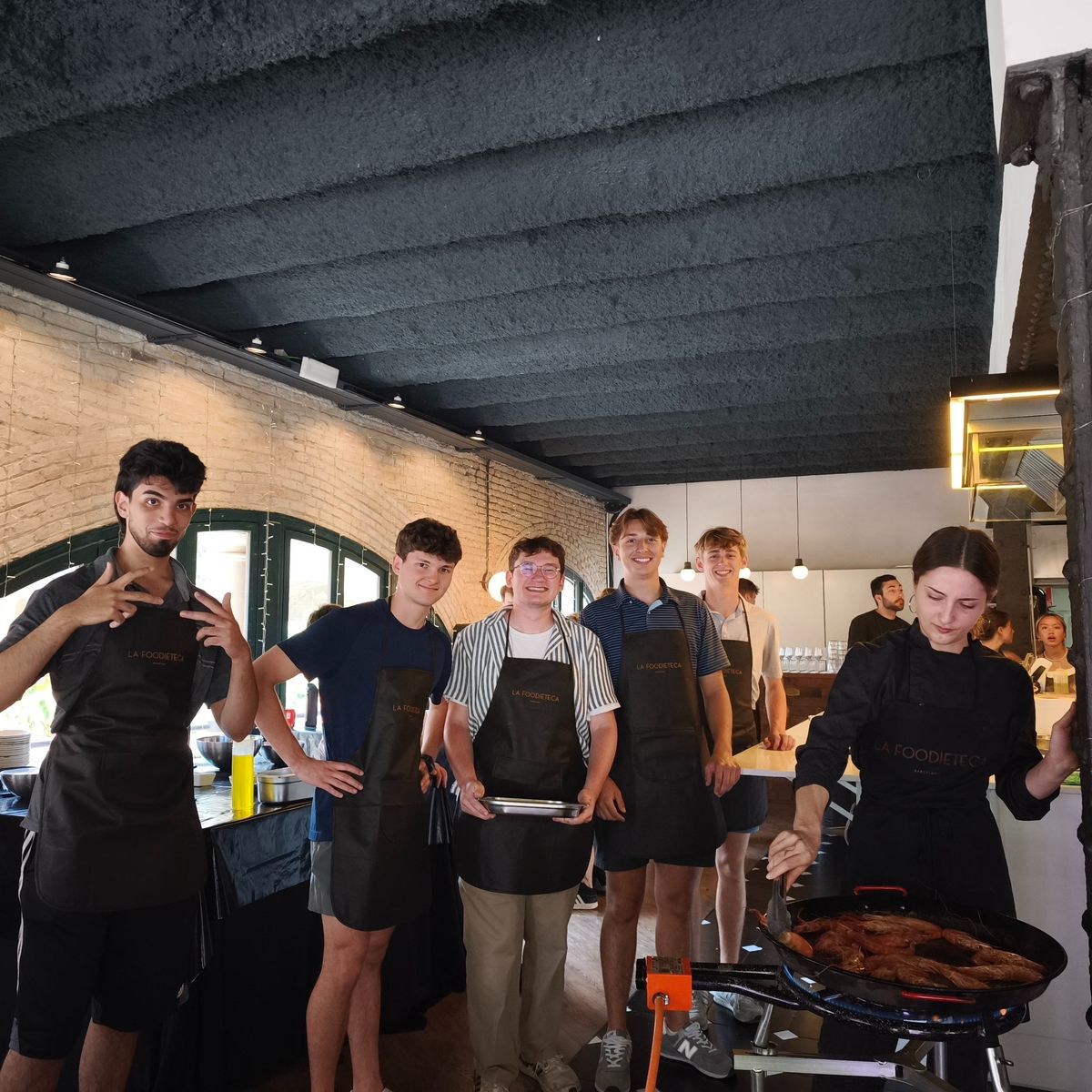 Spanischer Premium-Kochkurs im Designer-Loft: Paella & Tapas