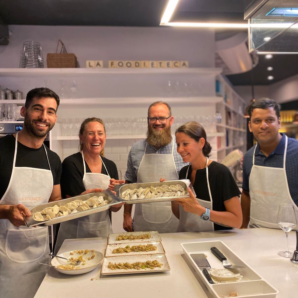 Spanischer Premium-Kochkurs im Designer-Loft: Paella & Tapas