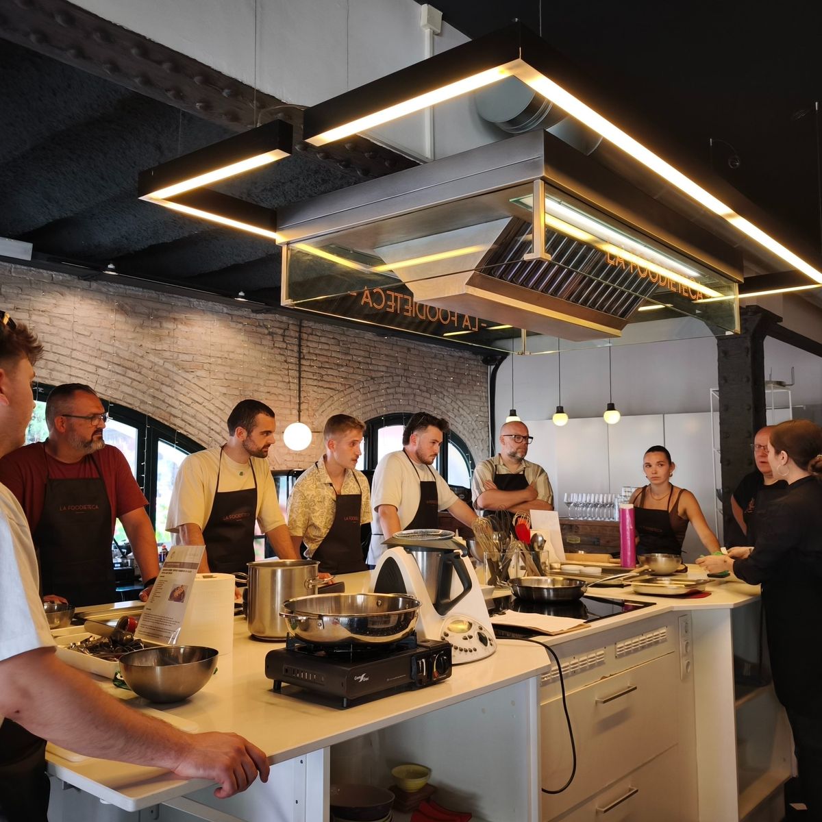 Spanischer Premium-Kochkurs im Designer-Loft: Paella & Tapas