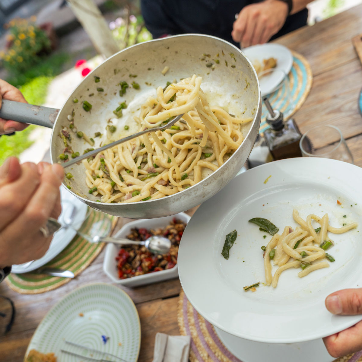 Cours de pâtes aux herbes sauvages et dégustation de vins maison dans la campagne romaine