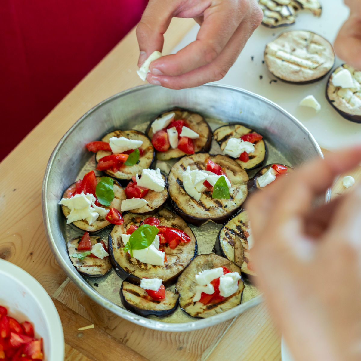 Cours de pâtes aux herbes sauvages et dégustation de vins maison dans la campagne romaine