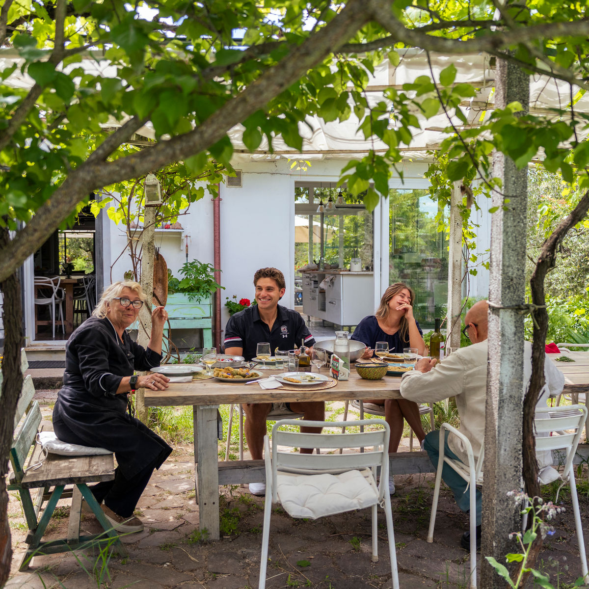 Cours de pâtes aux herbes sauvages et dégustation de vins maison dans la campagne romaine