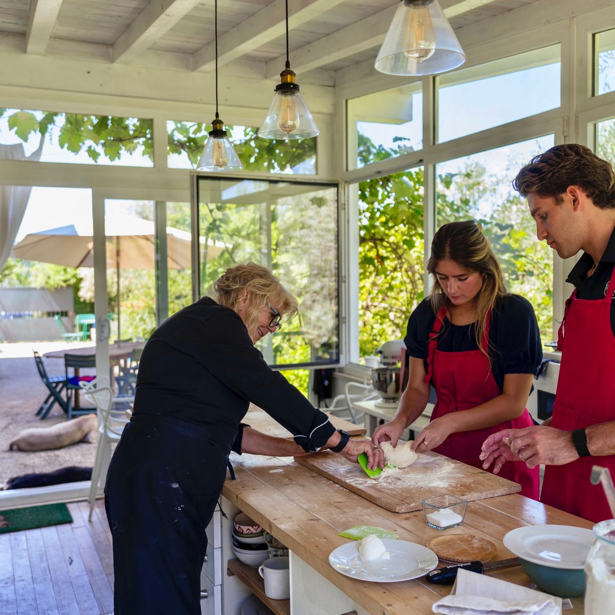 Cours de pâtes aux herbes sauvages et dégustation de vins maison dans la campagne romaine