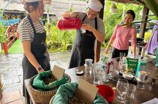 Un avant-goût de tradition : atelier café avec promenade en barque, atelier de fabrication de lanternes ou massage