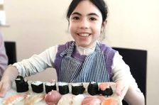 Мастер-класс по суши с японским шеф-поваром и прогулка по местному магазину.