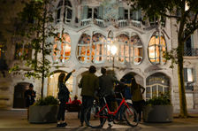 Tour nocturno en bicicleta por Barcelona con parada para degustar tapas y cava.