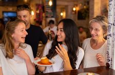 Aventura de tapas en Barcelona: Descubre tabernas, historia y la vida local.