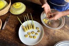 Traditionele Balinese kookles met een lokaal gezin