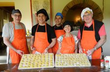 Memasak dan Minum di Rumah Pertanian Tuscan