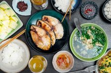 Conversación culinaria con platos tradicionales y vinos locales.