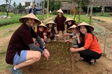 Experiencia agrícola y culinaria en Tra Que Herb Village.