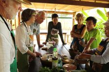 Lezione mattutina di intreccio del bambù e cucina