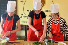 Descubre la gastronomía de Hanói: Clase de cocina maya y visita al mercado.