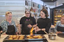 Visita al mercado de Santa Catalina y clase de cocina premium en un loft de diseño.