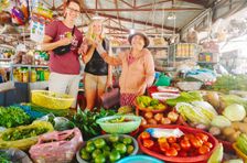 Paseo por el mercado local, paseo en barco de mimbre y experiencia de clase de cocina.
