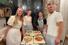 Bengkel Pizza & Tiramisu Rom dengan Wain Halus yang Mengalir Bebas