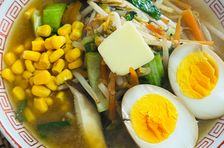 Vegetarisches Ramen-Erlebnis: Sojasauce- oder Miso-Geschmack