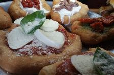 Rasa Pizza di Laluan Biasa berhampiran Colosseum ketika Matahari Terbenam