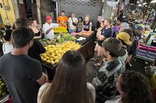 在有機農場參加泰式烹飪課程，並參觀當地市場