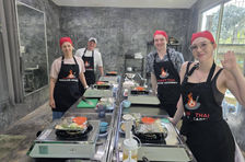 Clase magistral práctica de cocina tailandesa con visita a un mercado local en Phuket.