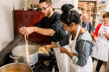 Visita a un mercado toscano con clase de pasta, tiramisú y cata de vinos.