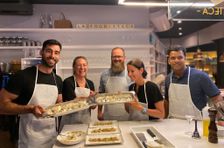 Corso di cucina spagnola di alta qualità in un loft di design: paella e tapas