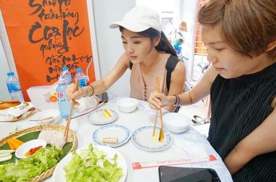 Afternoon Street Food Tour with Dinner at Local Home