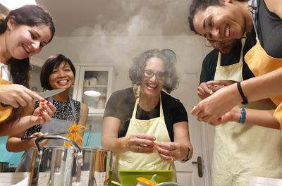 Corso di cucina di alto livello presso un'abitazione privata con cucina vista fiume.