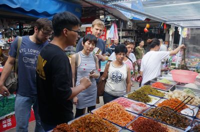 Tur Kuliner Jalanan Lokal Xi'an dengan Naik TukTuk