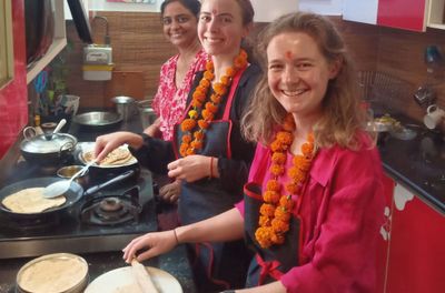 Kochen Sie indisches Essen mit einer einheimischen Familie in ihrem traditionellen Zuhause