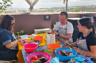 Cucinare sul tetto con vista panoramica sulla Medina insieme a mia nonna