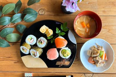 Master Sushi Making in Tokyo: Futomaki and Temari Classes for Parties