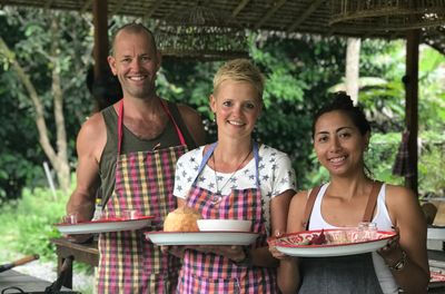 Aula criativa de culinária tailandesa em fazenda orgânica com visita ao mercado.