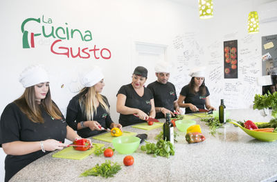 Pengalaman Kuliner Italia di Sorrento pada Malam Hari