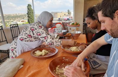 Lezione di cucina sul tetto a Medina con la nonna Fatima