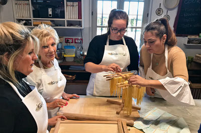 Pengalaman Memasak Masakan Tuscan Langsung di Dapur Rumah Chef Simonetta di Cortona