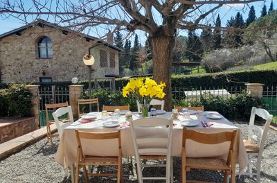 Clase de cocina familiar al estilo de la campiña toscana en Chianti con vino.