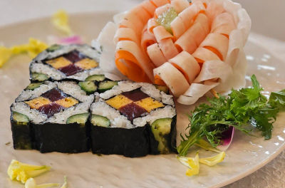 Corso di cucina a base di ramen e sushi con cerimonia del tè a Osaka.