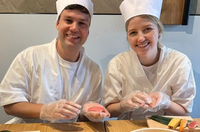 Laboratorio di preparazione del sushi a Namba