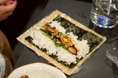Esperienza di cucina giapponese con sushi roll e temaki