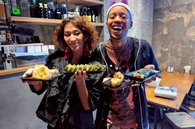 Esperienza culinaria a Osaka con Maki Sushi e Onigiri di pollo.
