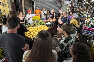 在有機農場參加泰式烹飪課程，並參觀當地市場