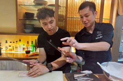 Dimostrazione di taglio del tonno ed esperienza di preparazione del sushi.